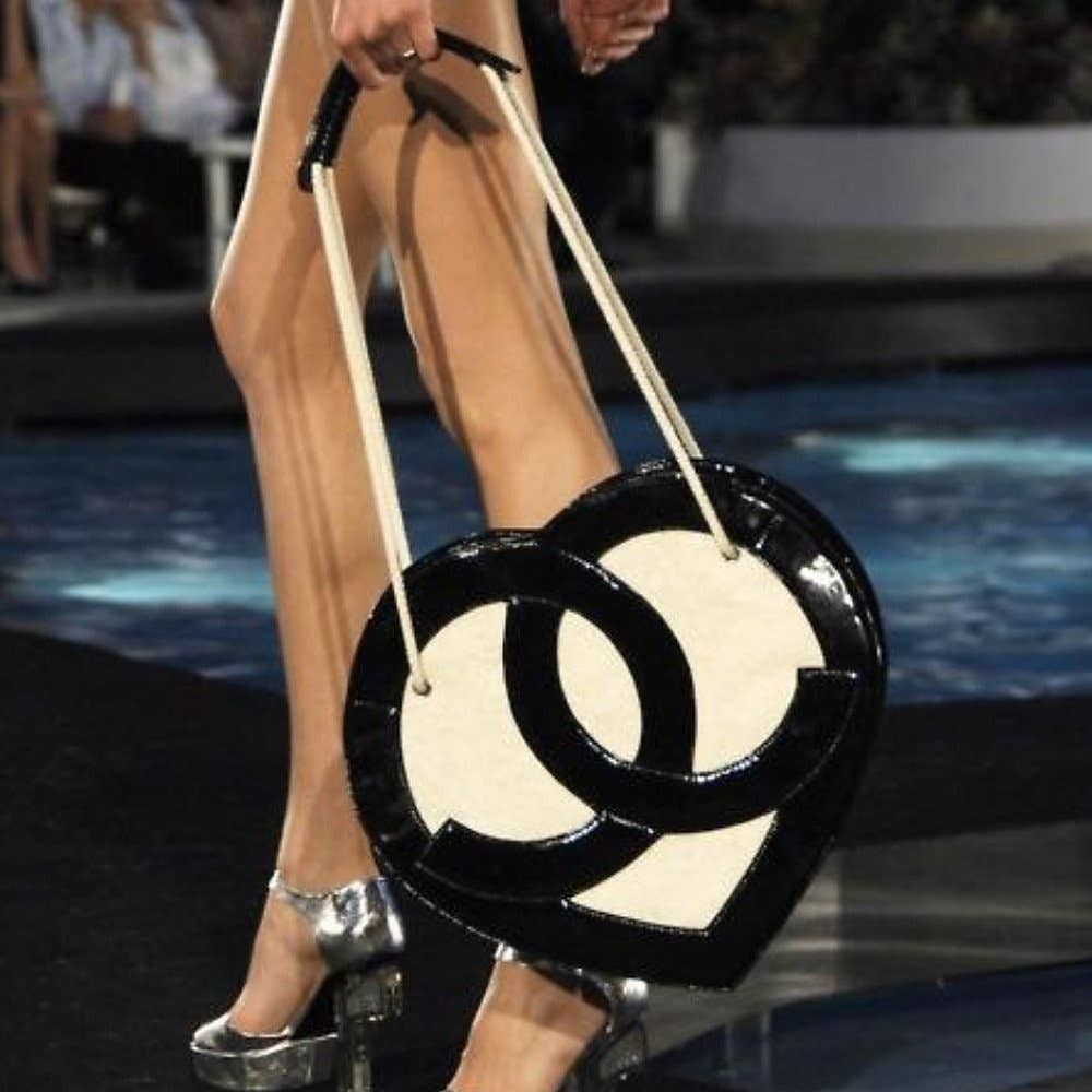 ❌❌ CHANEL 09C Heart Bag CC Patent Terry Ocean Drive Shoulder Handbag Black/White - Picture 3 of 16